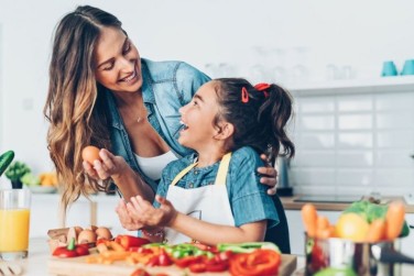 Nutrição: importância de uma alimentação saudável para as mães, incluindo nutrientes importantes durante a gestação e amamentação, dicas para comer de